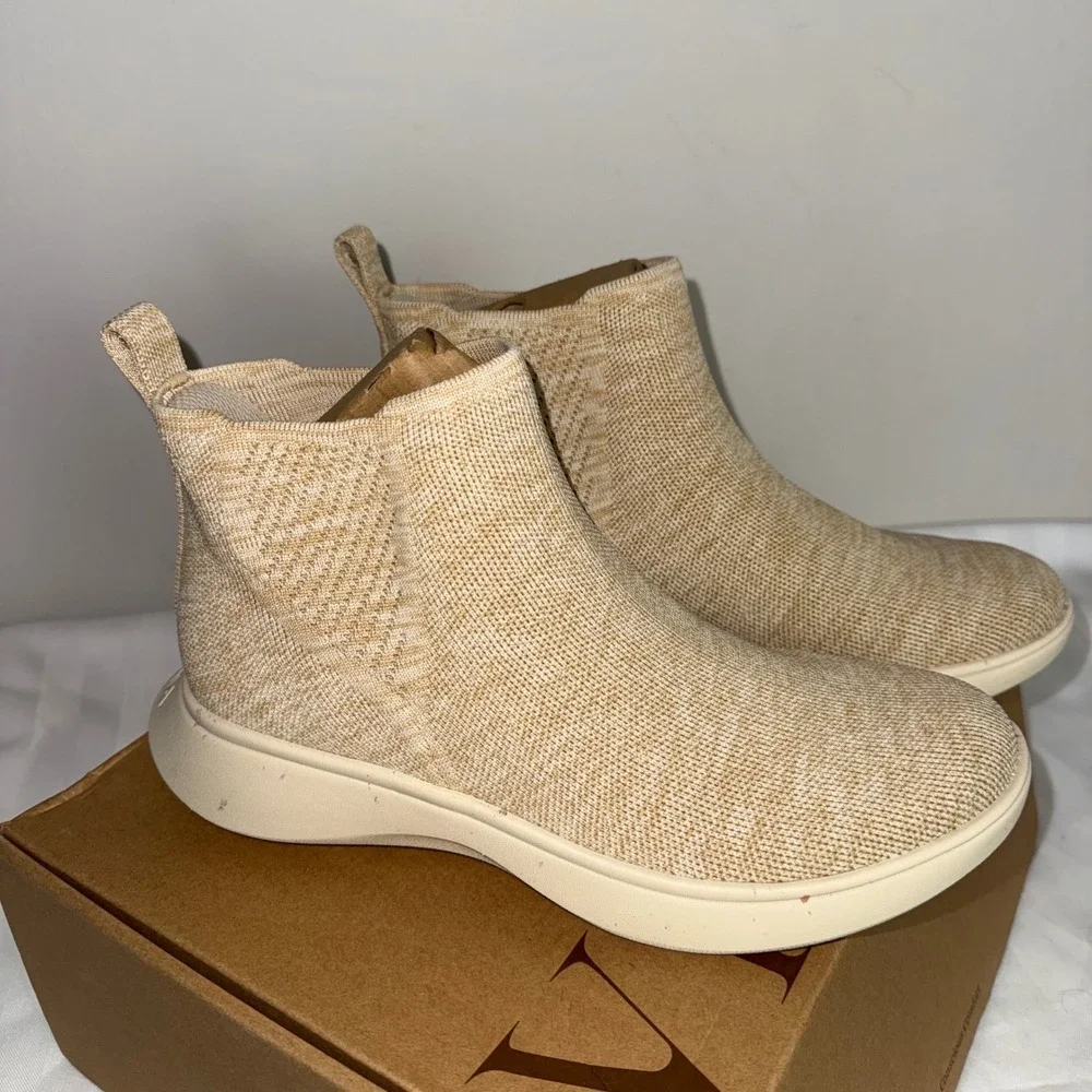Vivaia Beige Knit Chelsea Boots Wate Repellent‎ Slip On Ankle Booties Size 8